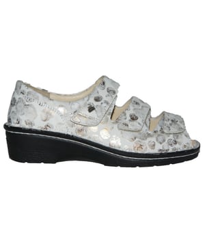 
Klittenbandsandalen van het topmerk Finn Comfort. De gesloten hiel geeft extra steun. Door het uitneembare voetbed is deze sandaal ook geschikt om eigen inlegzolen in te dragen. Dit model van Finn Comfort, artikelnummer 2106 Ischia, bestel je gemakkelijk in onze webshop. Let-op! dit artikel valt klein, bestel een halve maat groter als normaal.