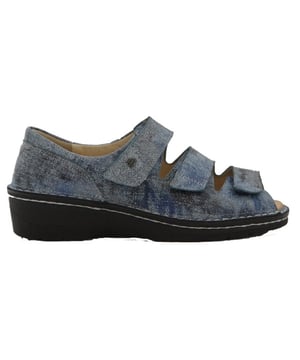 
Klittenbandsandalen van het topmerk Finn Comfort. De gesloten hiel geeft extra steun. Door het uitneembare voetbed is deze sandaal ook geschikt om eigen inlegzolen in te dragen. Dit model van Finn Comfort, artikelnummer 2106 Ischia, bestel je gemakkelijk in onze webshop. Let op!  dit artikel valt klein, bestel een halve maat groter als normaal