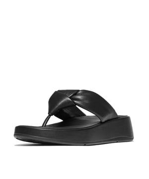 
Deze sandalen zijn verheven in elk opzicht. Een sculpturale geknoopte riem staat op een stevige, maar lichte zool.  Licht gewatteerd en gemaakt van luxe boterzacht nappaleer met wat glans (dat niet alleen mooi draait en vouwt maar ook geweldig aanvoelt tegen je voeten). Zolen omwikkeld met eersteklas leer en leren voetbedden dragen bij aan het verfijnde gevoel. Op een flatform-versie van onze onovertroffen comfortabele Microwobbleboard tussenzool voor een beetje extra hoogte. Prachtig bij bijna alles in je garderobe.  Ergonomisch ontworpen om de uitlijning, natuurlijke beweging en energie van je lichaam te helpen optimaliseren Lichte drukverdelende Microwobbleboard tussenzool - drievoudige dichtheidsdemping volgt 3 voetstapfasen (stevige hiel/zacht midden/medium bij tenen) Natuurlijke ondersteuning van de voetboog Gemiddelde tot slanke pasvorm - dus deze schoenen kunnen smal aanvoelen Gripniveau 2 - landpaden/lichte trails