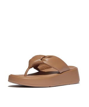 
Deze sandalen zijn verheven in elk opzicht. Een sculpturale geknoopte riem staat op een stevige, maar lichte zool.  Licht gewatteerd en gemaakt van luxe boterzacht nappaleer met wat glans (dat niet alleen mooi draait en vouwt maar ook geweldig aanvoelt tegen je voeten). Zolen omwikkeld met eersteklas leer en leren voetbedden dragen bij aan het verfijnde gevoel. Op een flatform-versie van onze onovertroffen comfortabele Microwobbleboard tussenzool voor een beetje extra hoogte. Prachtig bij bijna alles in je garderobe.  Ergonomisch ontworpen om de uitlijning, natuurlijke beweging en energie van je lichaam te helpen optimaliseren Lichte drukverdelende Microwobbleboard tussenzool - drievoudige dichtheidsdemping volgt 3 voetstapfasen (stevige hiel/zacht midden/medium bij tenen) Natuurlijke ondersteuning van de voetboog Gemiddelde tot slanke pasvorm - dus deze schoenen kunnen smal aanvoelen Gripniveau 2 - landpaden/lichte trails