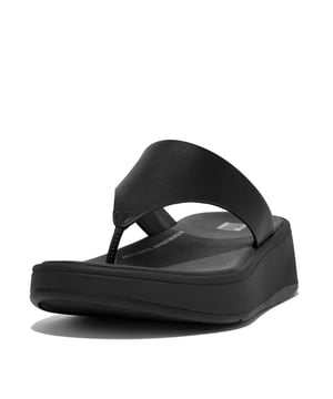 Soms is het tijd om jezelf even te verwennen. Met deze topper van FitFlop lukt dat zeker. Tijdloos en elegant en een hotitem uit de nieuwste collectie van FitFlop.
Deze hoge sandalen geven je dagelijkse stijl een boost. FitFlop heeft een slanke bovenkant - met een tijdloze driehoekige vamp - op een stevige, maar lichte zool gezet. Cool. Gemakkelijk. Modern. Gemaakt van glad leer van hoge kwaliteit, met minimale stiksels voor een superstrakke afwerking. Volledig lederen voeringen en teenstukken zijn zacht tegen uw voeten. Op een flatform-versie van FitFlop's Microwobbleboard tussenzool met drie dichtheden - voor onovertroffen ergonomie, wolkachtige demping (en langer uitziende benen). Eigentijds, comfortabel en - dankzij de gereduceerde esthetiek en klassieke kleuren - passen ze bij vrijwel alles in je kast.