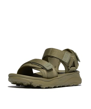 
De minimalistische Lulu sandalen van FitFlop hebben strakke lijnen, een tijdloze driehoekige vamp en een licht gewatteerd bovenwerk. Ze zijn hier gemaakt van soepel leer.  Met FitFlop's ultracomfortabele Microwobbleboard tussenzool, die regelmatig wordt vergeleken met lopen op wolken. De klassieke keuze die u keer op keer zult dragen (ze zijn niet voor niets vaste bestsellers).  Ergonomisch ontworpen om de uitlijning, natuurlijke beweging en energie van uw lichaam te optimaliseren. Lichte drukverspreiding Microwobbleboard tussenzool - drievoudige dichtheid volgt de 3 fasen van het lopen (stevige hiel/zachte middenvoet/medium teen) Natuurlijke ondersteuning van de voetboog. Middelgrote tot brede pasvorm, dit model past precies op maat. Grip level 1 - dagelijks gebruik/wegwandelen