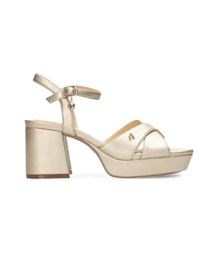 
De Nalina van Mexx is een echte blikvanger. De Nalina is uitgevoerd in de kleur goud. Bekijk ook onze overige collectie van Mexx op onze webshop en natuurlijk in onze winkel!
