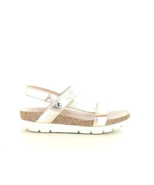 
De Panama Jack Selma Shine B1 is een elegante en comfortabele dames sandaal, uitgevoerd in een stijlvolle goudkleur. Het bovenwerk is vervaardigd van hoogwaardig metallic leer, wat zorgt voor een luxe uitstraling en duurzaamheid. De leren binnenvoering biedt ademend comfort, ideaal voor warme zomerdagen.​Het anatomisch gevormde voetbed ondersteunt de natuurlijke vorm van de voet en biedt langdurig comfort tijdens het lopen. De flexibele en duurzame PU-zool met kurklook zorgt voor uitstekende grip en stabiliteit op diverse ondergronden. Dankzij de drie klittenbandsluitingen is de sandaal eenvoudig aan te passen aan de voet, wat zorgt voor een optimale pasvorm en extra ondersteuning.​Deze sandaal is perfect voor vrouwen die op zoek zijn naar een combinatie van stijl, comfort en functionaliteit.​