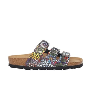 
Jouw voeten, jouw stijl: de ROHDE SUNNYS slippers met drie banden hebben gegarandeerd een design dat bij je past. Deze muilezel is voorzien van een antislipzool en een diep, ademend voetbed met een flexibele kurk-latex kern. De voering voelt zacht aan en de verstelbare gespen zorgen voor een variabele pasvorm. Er rest nog maar één vraag: wanneer is de SUNNYS van jou?