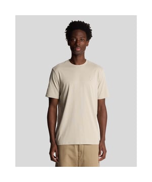 Herren Lyle and Scott T-Shirt aus superfeiner Baumwolle in Willow Grey. Eine frische Interpretation eines Kleiderschrank-Essentials, dieses T-Shirt besteht aus atmungsaktiver superfeiner Baumwolle mit einer weichen, glatten Oberfläche. Es wurde entwickelt, um ganztägigen Komfort und mühelosen Stil für jeden Anlass zu bieten. - Atmungsaktive superfeine Baumwolle mit softem Griff - Klassischer Rundhalsausschnitt - Gesticktes Adlerlogo auf der Brust - Material: 100% Baumwolle. Außenmaterial: 100% Baumwolle. Besätze: 96% Baumwolle, 4% Elasthan. Maschinenwaschbar. - Referenz: TS2255TON-X829