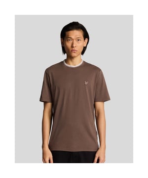 Herren Lyle and Scott T-Shirt aus superfine Baumwolle mit Kontrasttipping in Pflaumentrüffel. Verbessern Sie Ihre Basics mit diesem T-Shirt, das aus glatter superfiner Baumwolle gefertigt ist. Entworfen für atmungsaktiven Komfort, bietet es klassischen Kontrasttipping und ein angenehmes Gefühl auf der Haut für mühelosen Stil jeden Tag. - Supersoft Baumwolle für atmungsaktiven Komfort - Gerippter Rundhalsausschnitt mit Kontrasttipping - Normale Passform für einfaches Tragen - 100% Baumwolle. Maschinenwaschbar. - Ref: TS2227TON-X546
