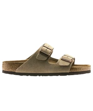 Dit is je kans om de dit topitem uit de laatste collectie van Birkenstock in je bezit te krijgen. Ben jij ook Birkenstock fan?
De Birkenstock Arizona in elegant taupe is een stijlvolle keuze voor wie waarde hecht aan comfort én looks. Met een smal voetbed is deze slipper bijzonder geschikt voor slankere voeten, en de twee verstelbare bandjes bieden een perfecte pasvorm. Het bekende kurk-latex voetbed biedt superieure steun en vormt zich naar de voet voor ultiem draagcomfort.