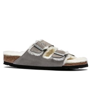Het is Birkenstock sale op To Be Dressed. Dit item nu met hoge korting in de Birkenstock outlet!
De Arizona Shearling 1017402 1017402--suede-stone van Birkenstock is een echte blikvanger. De Arizona Shearling 1017402 1017402--suede-stone is uitgevoerd in de kleur Suede Stone. Bekijk ook onze overige collectie van Birkenstock op onze webshop!