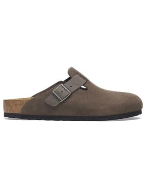 
De Birkenstock Boston in stijlvol Concrete Gray biedt de perfecte combinatie van comfort en praktisch design. Met een normaal voetbed ondersteunt deze clog je voet met duurzame kurk-latex demping, terwijl het Birko‑Flor bovenwerk in grijze tint zorgt voor een frisse, veelzijdige uitstraling. De verstelbare gesp garandeert een precies passende fit, of je nu thuis ontspant of onderweg bent.