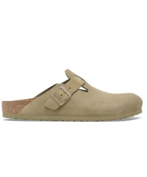 Scoor dit prachtige Birkenstock item nu in de uitverkoop in de Birkenstock outlet op To Be Dressed.
De Birkenstock Boston Faded Khaki is een stijlvolle instapper met een normaal voetbed, perfect voor dagelijks comfort. De zachte, natuurlijke kleur Faded Khaki geeft deze klassieker een moderne en rustige uitstraling. Dankzij het anatomisch gevormde kurk-latex voetbed biedt de slipper uitstekende ondersteuning en een aangename pasvorm.