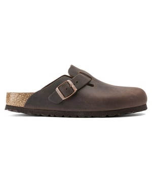 Dit item koop je nu extra voordelig in onze Damesschoenen Sale outlet waar het altijd Birkenstock sale is. Jouw Birkenstock artikelen het hele jaar in de uitverkoop!
De Birkenstock Boston Vetleer Habana zijn klassieke, stijlvolle slippers die zowel comfort als duurzaamheid bieden. Gemaakt van hoogwaardig vetleer in de warme Habana kleur, hebben deze slippers een tijdloze uitstraling die gemakkelijk te combineren is met verschillende outfits. Het normale voetbed biedt de kenmerkende Birkenstock-ondersteuning, die zich aanpast aan de vorm van je voet voor optimaal comfort. De stevige rubberen zool zorgt voor grip en stabiliteit, terwijl het leren bovenwerk voor een luxe en robuuste afwerking zorgt. De Birkenstock Boston Vetleer Habana is perfect voor wie op zoek is naar een veelzijdige en comfortabele slipper die zowel binnen als buiten gedragen kan worden.