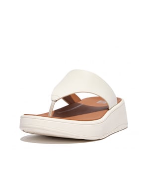 Liefde op het eerste gezicht kan echt bestaan! Wij hebben het ervaren toen we dit prachtige item uit de nieuwste collectie van FitFlop voor het eerst zagen. Make your day, everyday!
Deze hoge sandalen geven je dagelijkse stijl een boost. FitFlop heeft een slanke bovenkant - met een tijdloze driehoekige vamp - op een stevige, maar lichte zool gezet. Cool. Gemakkelijk. Modern. Gemaakt van glad leer van hoge kwaliteit, met minimale stiksels voor een superstrakke afwerking. Volledig lederen voeringen en teenstukken zijn zacht tegen uw voeten. Op een flatform-versie van FitFlop's Microwobbleboard tussenzool met drie dichtheden - voor onovertroffen ergonomie, wolkachtige demping (en langer uitziende benen). Eigentijds, comfortabel en - dankzij de gereduceerde esthetiek en klassieke kleuren - passen ze bij vrijwel alles in je kast.