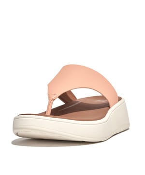 
Deze hoge sandalen geven je dagelijkse stijl een boost. FitFlop heeft een slanke bovenkant - met een tijdloze driehoekige vamp - op een stevige, maar lichte zool gezet. Cool. Gemakkelijk. Modern. Gemaakt van glad leer van hoge kwaliteit, met minimale stiksels voor een superstrakke afwerking. Volledig lederen voeringen en teenstukken zijn zacht tegen uw voeten. Op een flatform-versie van FitFlop's Microwobbleboard tussenzool met drie dichtheden - voor onovertroffen ergonomie, wolkachtige demping (en langer uitziende benen). Eigentijds, comfortabel en - dankzij de gereduceerde esthetiek en klassieke kleuren - passen ze bij vrijwel alles in je kast.