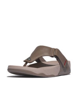 
FitFlop Trakk II - Heren lederen sandalen in het Bruin met een klittenbandsluiting aan de zijkant, compleet met Fitflop Microwobbleboard technologie in de tussenzool. Dit alles en de hersenen ook. De FitFlop Trakk II sandalen zijn klassiek en casual met een naadloos bovenstuk. Ze zijn knap, gemakkelijk te verstellen, no-nonsense en gebouwd op de briljante, door de biomechanist ontwikkelde microwobbleboardmiddenzolen van FitFlop.
<ul>
	<li>Sluiting : Verstelbare gesp </li>
	<li>Hakhoogte : 3 CM </li>
	<li>Voering : Leder </li>
	<li>Middenzool : Microwobbleboard </li>
	<li>Buitenzool : Rubber </li>
	<li>Uitneembare binnenzool : Nee </li>
	<li>Materiaal buitenzijde : Leder </li>
	<li>Waterbestendig : Waterafstotend</li>
</ul>
 
