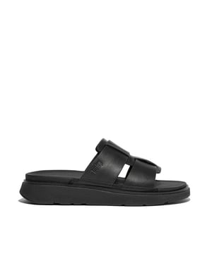 
FitFlop's nieuwe generatie sandalen geven een luxe modern randje aan de zeevarende staple. Deze visser, hier in een slide-versie, heeft een stevige (maar lichte) zool en een net bovenwerk met verweven bandjes. Prachtig uitgevoerd in een rijke luxe leersoort met veel kleur en diepte. Met minimale stiksels, leren voeringen/watten en een subtiel reliëflogo voor een verfijnd gevoel. Op FitFlop's door biomechanisten ontwikkelde Microwobbleboard tussenzool voor onovertroffen comfort onder de voeten. Gemakkelijk aan te trekken, casual en toch elegant, en je kunt er de hele dag op lopen. Ergonomisch ontworpen om de uitlijning, natuurlijke beweging en energie van je lichaam te optimaliseren. Microwobbleboard-middenzool met lichte drukverdeling - drievoudige dichtheidsdemping volgt 3 voetstapfasen. Natuurlijke ondersteuning van de voetboog. Grip geschikt voor landweggetjes/lichte paden. In dames- en herenuitvoering. Brede pasvorm.