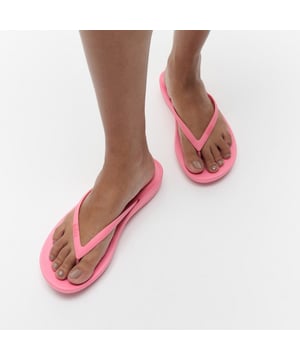 
Van bovenaf zien ze eruit als een klassieke strand teenslipper.  Aan de onderkant zijn ze voorzien van FitFlop's slanke, vederlichte iQushion tussenzolen - door biomechanisten ontwikkeld voor maximaal comfort en ondersteuning in een slank ontwerp. Zelfs tijdens de langste wandelingen. Met anatomisch gevormde bandjes die de sandalen om je heen houden, zodat je tenen niet meer 'vastgrijpen'. Hier versierd met glinsterende micro-'kristallen' in een mooi ombré-design, gooi een paar in je koffer en je zult zien dat je ze draagt naar het strand, de bar en daarbuiten. Ergonomisch ontworpen om de uitlijning, natuurlijke bewegingen en energie van je lichaam te helpen optimaliseren. Ultralichte iQushion tussenzool, gemaakt van luchtschuim met hoge veerkracht dat zijn demping behoudt. Anatomisch voorgevormd voetbed verspreidt druk en geeft natuurlijke ondersteuning van de voetboog Gemiddelde wijdte pasvorm - als je tussen twee maten in zit, raadt FitFlop je aan een maatje groter te nemen voor dit