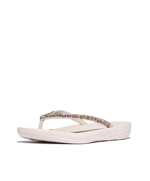 
Onze comfortabele teenslippers - hier bezaaid met fonkelende multi-shaped kristallen.