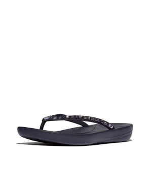 
Onze comfortabele teenslippers - hier bezaaid met fonkelende multi-shaped kristallen.