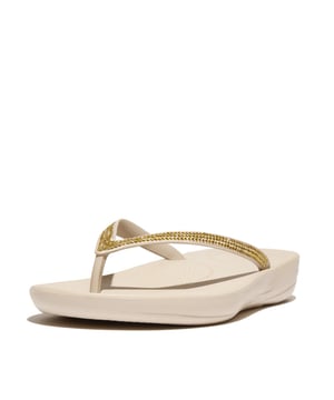 
Vanaf boven zien ze eruit als doorsnee strandslippers. Aan de onderkant zijn ze gemaakt met FitFlop's iQushion-air-foamtechnologie, met schokkussentjes op drukpunten voor non-stop comfort. Gooi een paar in je koffer en draag ze op het strand, naar de bar en waar je maar wil. Deze uitvoering versierd met schitterende microsteentjes.
