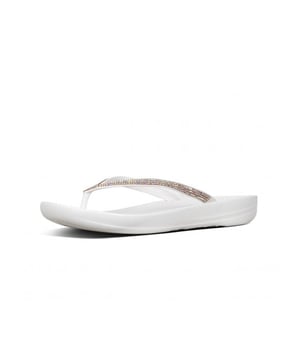 Ook helemaal fan van FitFlop? Scoor dan dit prachtig item uit de nieuwe collectie van FitFlop. 
Vanaf boven zien ze eruit als doorsnee strandslippers. Aan de onderkant zijn ze gemaakt met FitFlop's iQushion-air-foamtechnologie, met schokkussentjes op drukpunten voor non-stop comfort. Gooi een paar in je koffer en draag ze op het strand, naar de bar en waar je maar wil. Deze uitvoering versierd met schitterende microsteentjes.