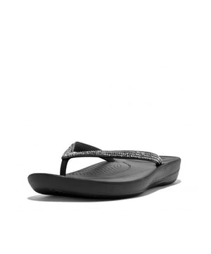 
Vanaf boven zien ze eruit als doorsnee strandslippers. Aan de onderkant zijn ze gemaakt met FitFlop's iQushion-air-foamtechnologie, met schokkussentjes op drukpunten voor non-stop comfort. Gooi een paar in je koffer en draag ze op het strand, naar de bar en waar je maar wil. Deze uitvoering versierd met schitterende microsteentjes.