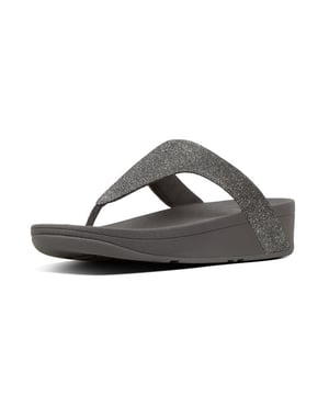 
Dit zijn niet zomaar teenslippers. Precies genoeg bedekking, strakke, smalle lijnen en een eenvoudige hak in combinatie met de legendarische Microwobbleboard-middenzooltechnologie van FitFlop. Klassiek verbazingwekkend comfortabel. Deze uitvoering van subtiel glanzend materiaal, perfect van dag tot avond.