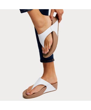 Soms is het tijd om jezelf even te verwennen. Met deze topper van FitFlop lukt dat zeker. Tijdloos en elegant en een hotitem uit de nieuwste collectie van FitFlop.
Onze minimalistische Lulu sandalen hebben een tijdloze vorm met driehoeken, zacht gepolsterd leren bovenwerk en onze legendarische ergonomische Microwobbleboard tussenzolen. De klassieke keuze voor wie zich beperkt tot één nieuw paar per seizoen.