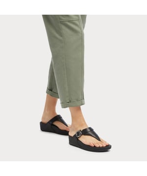 Een van de hardlopers uit de nieuwe collectie van FitFlop uit onze Damesschoenen Sale categorie. Deze kun je niet laten lopen!
Houd je vast ! Hier is de verstelbare versie van onze bestseller Lulu-teenslippers. Met hun elegante bandjes en glanzende gesp passen ze bij alle voeten (en zien ze er ook nog eens goed uit). Met de Lulu's kenmerkende driehoekige vamp, zacht gepolsterd bovenwerk en een zacht leren teenstuk. Dit alles op onze superdempende, drukverdelende Microwobbleboard™ tussenzolen. Hier in glad, soepel, hoge kwaliteit leer, zijn ze een perfecte mix van gepolijst en praktisch.