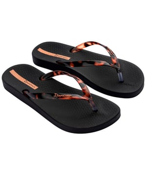 
Bandjes een trendy touch geeft aan elke outfit. Deze slippers zijn ideaal voor vrouwen die op zoek zijn naar een combinatie van stijl en comfort. Het voorgevormde voetbed van de Ipanema Anatomic Connect slippers zorgt ervoor dat je de hele dag door comfortabel kunt lopen, zonder last te krijgen van vermoeide voeten. De Flexpand zool biedt de juiste balans tussen flexibiliteit en stevigheid, waardoor je moeiteloos kunt bewegen zonder in te leveren op ondersteuning. Het materiaal van deze slippers is Flexpand, een zacht en soepel materiaal dat volledig vegan is en tijdens de productie gerecycled wordt. Dit maakt de slippers niet alleen eco-vriendelijk, maar ook comfortabel en duurzaam. De Ipanema Anatomic Connect slippers zijn speciaal ontworpen voor dames en zijn verkrijgbaar in de kleuren Zwart-Multicolour. Met deze trendy en comfortabele slippers maak je gegarandeerd een statement, waar je ook gaat. Kortom, de Ipanema Anatomic Connect slippers zijn de perfecte keuze voor vrouwen die