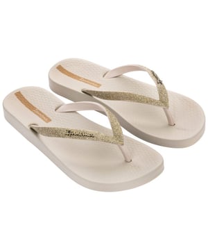 
Introductie: Maak kennis met de IPANEMA anatomic lolita beach slipper voor dames in de kleur beige. Deze trendy en comfortabele slipper is perfect voor een dagje strand, een wandeling langs de boulevard of gewoon voor dagelijks gebruik. Voordelen: De IPANEMA anatomic lolita slipper biedt een perfecte combinatie van stijl en comfort. Dankzij het anatomisch gevormde voetbed biedt deze slipper optimale ondersteuning voor de voetboog en zorgt het voor een heerlijk zacht gevoel tijdens het dragen. De slipper is gemaakt van hoogwaardig materiaal en is daarom duurzaam en slijtvast. Belangrijkste kenmerken: De IPANEMA anatomic lolita beach slipper heeft een elegante beige kleur die gemakkelijk te combineren is met zomerse outfits. Het bandje over de voet is voorzien van een subtiel reliëf en zorgt voor een goede pasvorm. De flexibele zool zorgt voor een natuurlijke afwikkeling van de voet en biedt grip op iedere ondergrond. Samenvatting: Kies voor de IPANEMA anatomic lolita beach slipper als