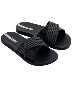 
Luxe uitstraling, terwijl de Flexpand zool zorgt voor een zachte en flexibele pasvorm. Of je nu een dagje naar het strand gaat of gewoon casual wilt rondlopen, deze slipper is de perfecte keuze. De Ipanema Street slipper is speciaal ontworpen voor dames die op zoek zijn naar een basic en stijlvolle slipper met net dat beetje extra. De gladde en gevlochten band geeft een chique touch aan het ontwerp en zorgt ervoor dat deze slipper er elegant uitziet. Dankzij het gebruik van Flexpand materiaal is de slipper niet alleen comfortabel, maar ook duurzaam en milieuvriendelijk. Dit vegan materiaal is 100% recyclebaar en zorgt ervoor dat je met een gerust hart kunt genieten van je nieuwe slippers. Kies uit verschillende kleuren om een paar te vinden dat perfect bij jouw stijl past. Of je nu houdt van een klassieke zwarte slipper of liever gaat voor een opvallende kleur, met de Ipanema Street slipper kun je alle kanten op. Elegantie, comfort en duurzaamheid komen samen in de Ipanema Street