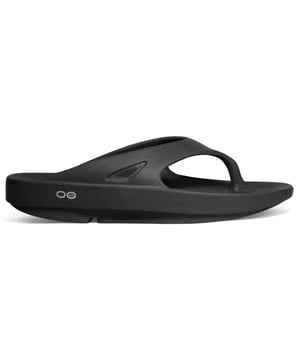 
OOFOS OOriginal Slippers kopen

 Als sportexpert bij Herqua Sport kan ik met zekerheid zeggen dat de OOFOS OOriginal Slippers een must-have zijn voor iedereen die comfort en ondersteuning waardeert. Deze slippers, gemaakt van hoogwaardig kunststof, zijn ontworpen om je voeten te ontzien na een lange dag op de benen, of na een intensieve training. Dankzij de unieke technologie helpen deze slippers bij het herstellen van je voeten en zorgen ze voor een ongekende demping, ideaal voor de momenten dat je even wilt ontspannen.

 Waarom zijn OOFOS Slippers zo populair?

 Een veelgestelde vraag is: waarom kiezen zoveel mensen voor OOFOS Slippers? Het antwoord is simpel: ze bieden ongeëvenaard comfort. De OOriginal Slippers zijn perfect voor na je workouts of gewoon als casual schoeisel. Hun innovatieve ontwerp biedt ondersteuning aan de voetboog en vermindert de belasting op je gewrichten, waardoor ze ideaal zijn voor iedereen, van actieve sporters