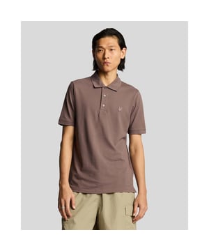 Herren Lyle and Scott Superfine Baumwoll-Polohemd in Pflaumen-Trüffel. Ein unverzichtbares Kleidungsstück – dieses Polohemd vereint klassischen Stil mit hochwertigem Komfort. Aus besonders feiner Baumwolle gefertigt, bietet es ein glattes, atmungsaktives Tragegefühl mit einer sauberen, regulären Passform, die für jeden Anlass geeignet ist. - Hergestellt aus superfiner Baumwolle für Weichheit und Atmungsaktivität - Klassischer Polokragen mit einer Zwei-Knopf-Leiste - Gesticktes Adler-Logo für einen unverwechselbaren Look - Robuste Verarbeitung, die auf Langlebigkeit ausgelegt ist - 97% Baumwolle, 3% Elasthan. Maschinenwaschbar. - Ref: SP2255TON-X546