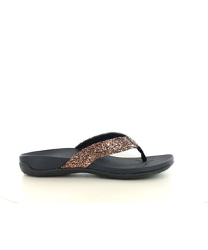 
De Raffas Bella 2402 dames slipper in de kleur glitter bronze combineert stijl en comfort op een unieke manier. Het bovenwerk van cambrelle, een duurzaam en ademend textiel, biedt een luxe uitstraling en zorgt voor een aangenaam voetklimaat. De zachte textiele voering draagt bij aan het comfort, terwijl het voorgevormde, dempende voetbed ondersteuning biedt bij elke stap. Dankzij het instapmodel is de slipper gemakkelijk aan en uit te trekken. De lichtgewicht rubberen loopzool met antislipprofiel biedt uitstekende grip op diverse ondergronden.