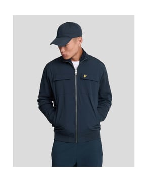 Heren Lyle and Scott Hybrid Zip Track Jacket in dark navy Geïnspireerd door track sportjacks is dit hybride jack met ritssluiting gemaakt van katoen met panelen van shell. Het heeft een kenmerkend silhouet met twee zakken en verborgen zijzakken voor extra opbergruimte- Trechtervormige hals- Ritssluiting aan de voorkant- Lange mouwen met geribde manchetten- Twee opgestikte borstzakken met klepsluiting- Zijzakken- Geribde zoom- Contrast paneel aan de voorkant- Hoofdmateriaal: 100% katoen.  Contrast paneel: 95% Nylon 5% Elastaan.  - Ref: ML2114V-Z271