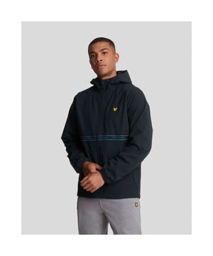 Capuchon met knevelsluiting.Ritssluiting aan de voorkant.Zijzakken met ritssluiting.Getapete merkdetails.Technische shellstof met een beetje stretch voor comfort.