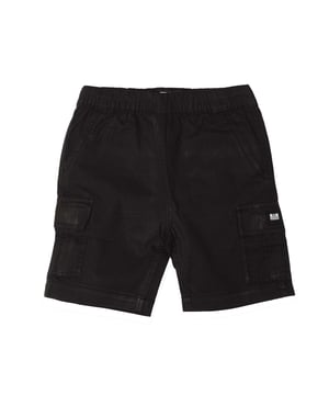 Boys Weekend Offender High Desert Short in zwart.- Elastische taille.- Twee zakken met gemakkelijke toegang aan de zijkant.- Twee zakken aan de achterkant.- Twee beenzakken.- WO badge op de linkerbeenzak.- Normale pasvorm.- 100% katoen.- Ref: KIDSWOSST501B