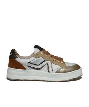 
A72-schoenen zijn comfortabel, trendy en van topkwaliteit. Ze zijn perfect voor mensen die op zoek zijn naar stijlvolle schoenen voor elke gelegenheid. Of je nu naar het werk gaat, een dagje uit bent of een speciale gelegenheid hebt, A72 heeft voor elk wat wils. Van klassieke sneakers tot elegante enkellaarsjes, hun collectie biedt diverse opties. Elk paar schoenen is zorgvuldig ontworpen met aandacht voor detail en gemaakt van hoogwaardige materialen, waardoor ze niet alleen mooi zijn om te zien, maar ook heerlijk om te dragen. Met A72-schoenen loop je altijd met vertrouwen en stijl!