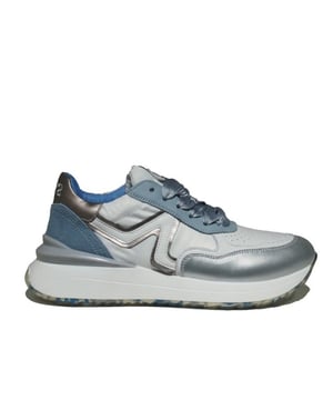 
A72-schoenen zijn comfortabel, trendy en van topkwaliteit. Ze zijn perfect voor mensen die op zoek zijn naar stijlvolle schoenen voor elke gelegenheid. Of je nu naar het werk gaat, een dagje uit bent of een speciale gelegenheid hebt, A72 heeft voor elk wat wils. Van klassieke sneakers tot elegante enkellaarsjes, hun collectie biedt diverse opties. Elk paar schoenen is zorgvuldig ontworpen met aandacht voor detail en gemaakt van hoogwaardige materialen, waardoor ze niet alleen mooi zijn om te zien, maar ook heerlijk om te dragen. Met A72-schoenen loop je altijd met vertrouwen en stijl!