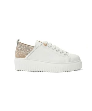 
De linea 1---264 van Babouche is een echte blikvanger. De linea 1---264 is uitgevoerd in de kleur white/kristal beige. Bekijk ook onze overige collectie van Babouche op onze webshop!