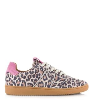 
<p>De POONA damessneakers van DWRS label zijn een trendy toevoeging aan iedere schoenencollectie. Deze sneakers zijn uitgevoerd in een opvallende panterprint en gemaakt van hoogwaardig suède en leer, wat ze zowel stijlvol als comfortabel maakt. Met een leren voering en een uitneembaar voetbed, bieden deze sneakers optimaal draagcomfort, perfect voor lange dagen.</p>
<p>De lage zool en dikke veters geven de POONA damessneakers een speelse uitstraling, terwijl het gebruik van duurzame materialen zorgt voor een stevige pasvorm. Deze sneakers zijn met zorg gemaakt in Portugal, wat garant staat voor vakmanschap en kwaliteit.</p>
<p>Of je ze nu draagt met een casual outfit of ze combineert met een wat chiquere look, de POONA sneakers voegen altijd een vleugje flair toe. De combinatie van panterprint, roze details en suède zorgt voor een unieke uitstraling die opvalt. Voeg deze comfortabele en stijlvolle sneakers van DWRS label toe aan je collectie en loop er modieus bij!</p>
<p><strong>Eigen
