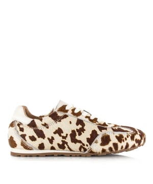 
<p>Maak kennis met SAVA van DWRS label – een stijlvolle eyecatcher voor de modebewuste vrouw. Deze damessneakers in de kleuren cognac en gebroken wit combineren sportiviteit met luxe details, waardoor ze moeiteloos iedere outfit naar een hoger niveau tillen.</p>
<p>Het bovenwerk is gemaakt van hair on leer, wat zorgt voor een unieke en trendy uitstraling met een subtiele textuur. De natuurlijke kleurenmix geeft de sneakers een warme, eigentijdse look die zowel stoer als verfijnd oogt. Dankzij de leren voering voelen deze damesschoenen heerlijk comfortabel aan, zelfs na een lange dag onderweg.</p>
<p>De sneakers zijn uitgerust met een uitneembaar voetbed, zodat je eenvoudig je eigen inlegzolen kunt gebruiken voor extra comfort of ondersteuning. Of je ze nu draagt onder een jeans, een rok of een casual jurkje – de SAVA is veelzijdig en past bij elke stijl.</p>
<p>DWRS label staat bekend om zijn unieke materialen en uitgesproken ontwerpen, en de SAVA is daar het perfecte voorbeeld van. Ee