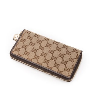 Gucci Accesorios Lovely Heart Zip Around Wallet  Billetera en Beige Lienzo y Oro hardware. El producto esta en Excelentes Condiciones (A).
  20x10x2 cm 
  Accesorios incluidos: None
  Notas de Exterior: Ligeros rasguños en las esquinas
  BrandCo Paris encuentra artículos raros y en las mejores condiciones a precios increíbles. ¡Vale la pena tener paciencia! Compra con confianza: todos los artículos de BrandCo Paris son seleccionados y autenticados cuidadosamente por nuestro equipo de expertos.
  Todos los artículos vienen con un certificado de autenticidad y un embalaje entregado por BrandCo Paris.
  Tabla de clasificación de la condición del artículo
  N (como nuevo)
  AA (perfecto estado)
  A (excelente estado)
  AB (muy buen estado)
  B (bueno/regular)