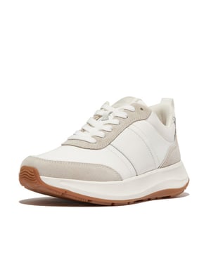 
Dit herontwerp van de F-Mode Flow geeft een vintage jaren 70/80 gevoel aan onze best verkopende sportschoenen met dikke zolen. Terwijl ze het lichtgewicht comfort van de originelen behouden (dankzij onze Microwobbleboard-tussenzolen die de hele dag dempen), hebben deze een iets slankere vorm, gedetailleerde overlays en een rubberen buitenzool die de hiel omsluit. Deze versie is een mix van gerecyclede stof/leder/luxueus suède, in een klassiek zwart palet dat de texturen benadrukt. Zacht gevoerd. Trek ze aan om uw vele looks een atletisch tintje te geven.