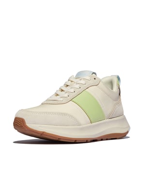 
Dit herontwerp van de F-Mode Flow geeft een vintage jaren 70/80 gevoel aan onze best verkopende sportschoenen met dikke zolen. Terwijl ze het lichtgewicht comfort van de originelen behouden (dankzij onze Microwobbleboard-tussenzolen die de hele dag dempen), hebben deze een iets slankere vorm, gedetailleerde overlays en een rubberen buitenzool die de hiel omsluit. Deze versie is een mix van gerecyclede stof/leder/luxueus suède, in een klassiek zwart palet dat de texturen benadrukt. Zacht gevoerd. Trek ze aan om uw vele looks een atletisch tintje te geven.