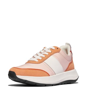 
Dit herontwerp van de F-Mode Flow geeft een vintage jaren 70/80 gevoel aan onze best verkopende sportschoenen met dikke zolen. Terwijl ze het lichtgewicht comfort van de originelen behouden (dankzij onze Microwobbleboard-tussenzolen die de hele dag dempen), hebben deze een iets slankere vorm, gedetailleerde overlays en een rubberen buitenzool die de hiel omsluit. Deze versie is een mix van gerecyclede stof/leder/luxueus suède, in een klassiek zwart palet dat de texturen benadrukt. Zacht gevoerd. Trek ze aan om uw vele looks een atletisch tintje te geven.