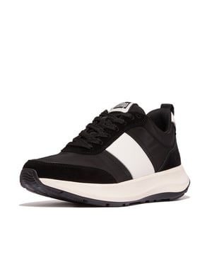 
Dit herontwerp van de F-Mode Flow geeft een vintage jaren 70/80 gevoel aan onze best verkopende sportschoenen met dikke zolen. Terwijl ze het lichtgewicht comfort van de originelen behouden (dankzij onze Microwobbleboard-tussenzolen die de hele dag dempen), hebben deze een iets slankere vorm, gedetailleerde overlays en een rubberen buitenzool die de hiel omsluit. Deze versie is een mix van gerecyclede stof/leder/luxueus suède, in een klassiek zwart palet dat de texturen benadrukt. Zacht gevoerd. Trek ze aan om uw vele looks een atletisch tintje te geven.
