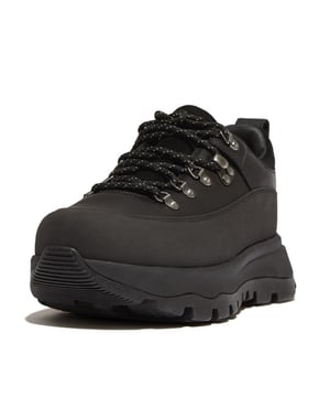 
Het buitenleven vraagt om geweldig schoeisel. FitFlop trail sneakers - nu waterdicht, geïsoleerd, ultra gripvast.