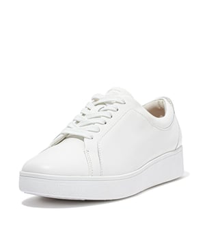 Deze gave Damesschoenen Sale uit de nieuwste collectie van FitFlop maken je gegarandeerd blij. Precies zoals je van FitFlop gewend bent. Nu beschikbaar bij V&D.
Echte klassiekers. Met een cleane styling, een old-school 'tennisschoen' vorm en onze ultralichte, flexibele Anatomicush tussenzolen zijn dit de sneakers waar geen enkele vrouw zonder kan. Degenen die met je hele garderobe werken - jeans, jurken, maatpakken - seizoen na seizoen. Uw go-tos op drukke dagen wanneer het comfort niet onderhandelbaar is. De essentie van het leven.